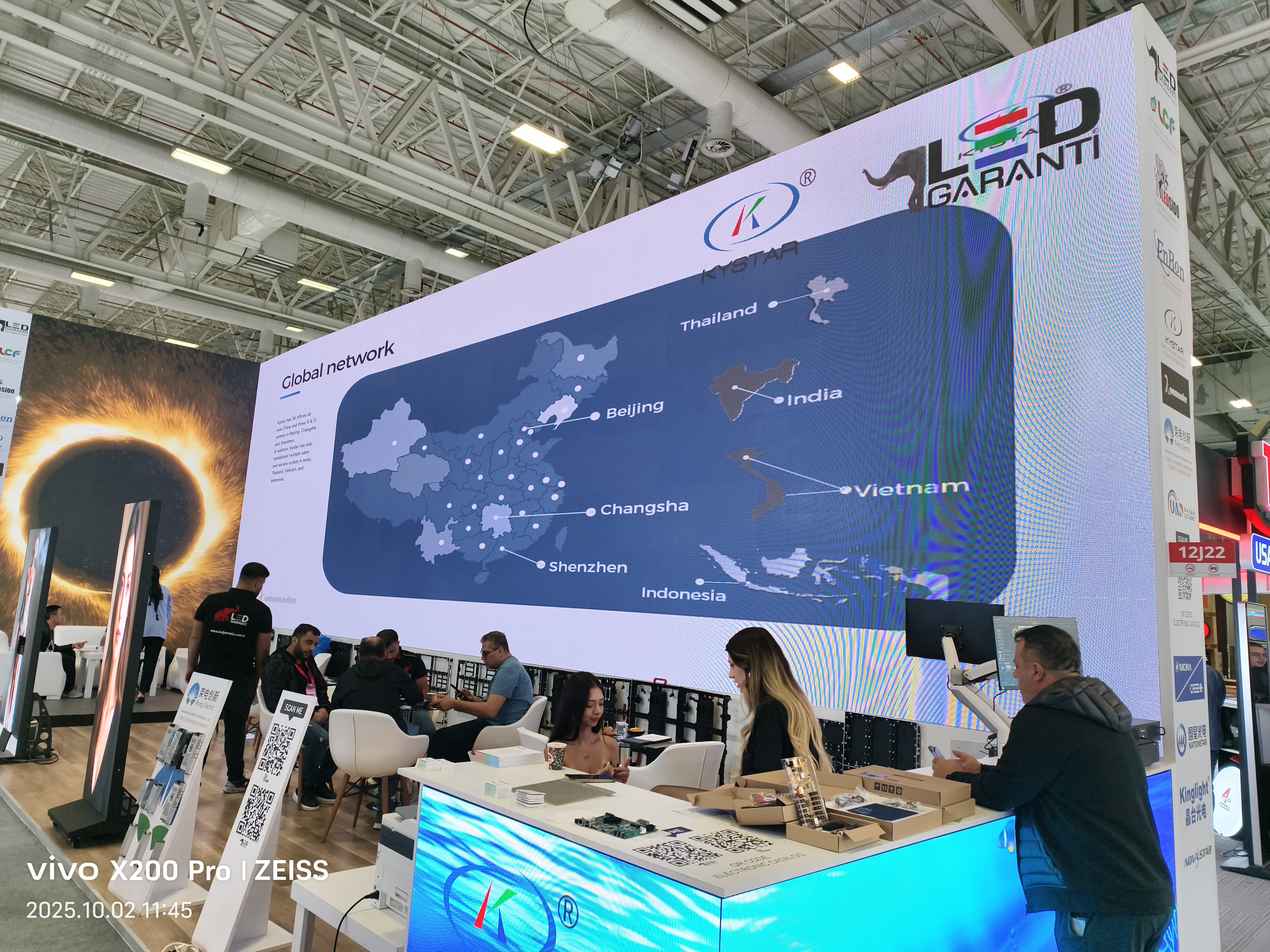 2025 Sign Istanbul（土耳其伊斯坦布尔展会）两面墙 LED 大屏展示项目